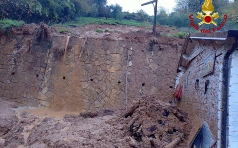 Frana a Pietrasanta: abitazione colpita e auto danneggiate