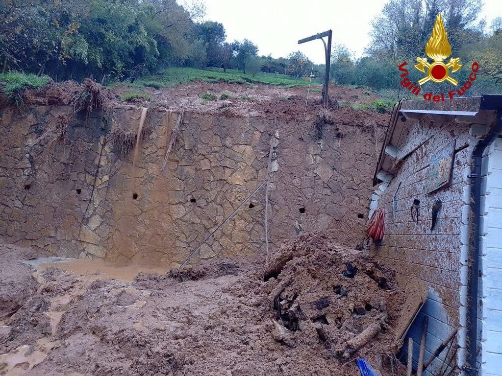 Frana a Pietrasanta: abitazione colpita e auto danneggiate