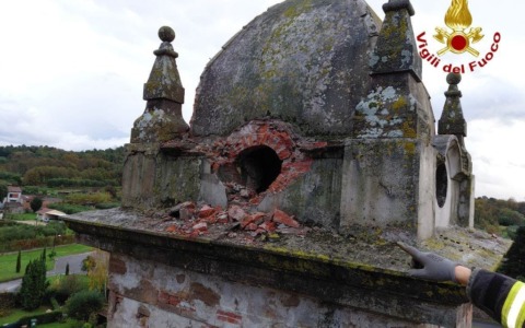 Fulmine danneggia il campanile della chiesa di San Leonardo in Treponzio