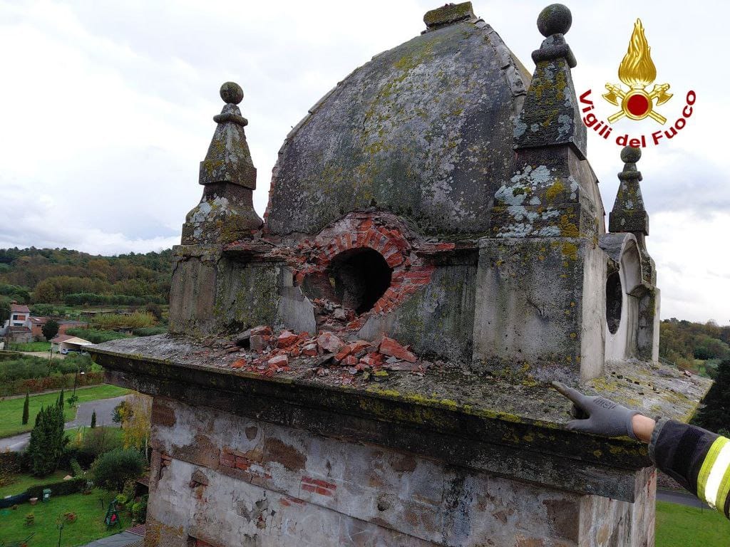 Fulmine danneggia il campanile della chiesa di San Leonardo in Treponzio
