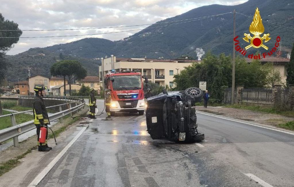 Incidente stradale: auto ribaltata, conducente in salvo