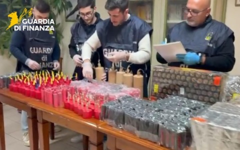 Denunciati venditore e acquirenti di fuochi d’artificio illegali a Lucca