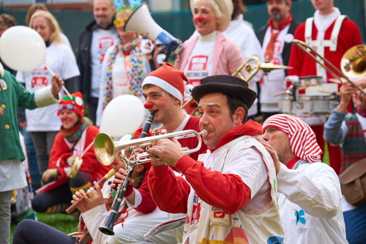 Il Natale in corsia: clown dottori di Ridolina portano allegria al San Luca e alla Rsa San Cataldo