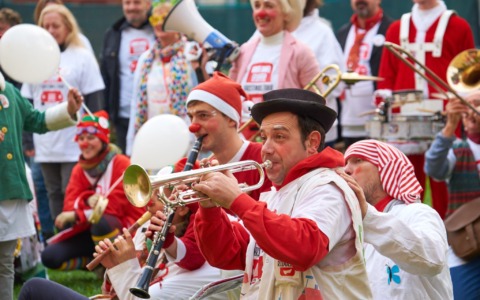 Il Natale in corsia: clown dottori di Ridolina portano allegria al San Luca e alla Rsa San Cataldo