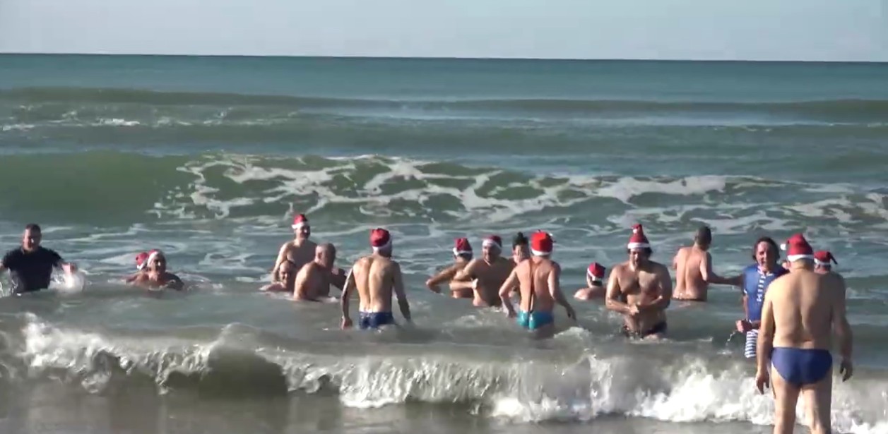 Il tradizionale tuffo di Santo Stefano a Torre del Lago