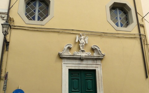 Profanazione della chiesa dell’Angelo a Camaiore, la diocesi di Lucca interviene