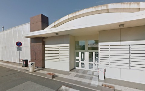 Scritte no vax imbrattano il complesso Marco Polo di Viareggio