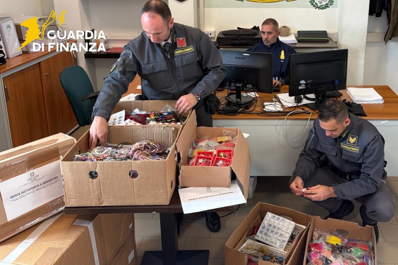 Sequestrata bigiotteria natalizia priva di certificazioni dalla GdF