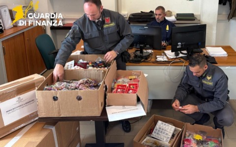 Sequestrata bigiotteria natalizia priva di certificazioni dalla GdF