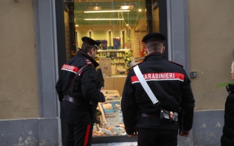 Un imprenditore derubato di un orologio da 100.000 euro a Forte dei Marmi