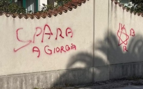 Versilia, insulti alla premier Meloni: “Spara a Giorgia”