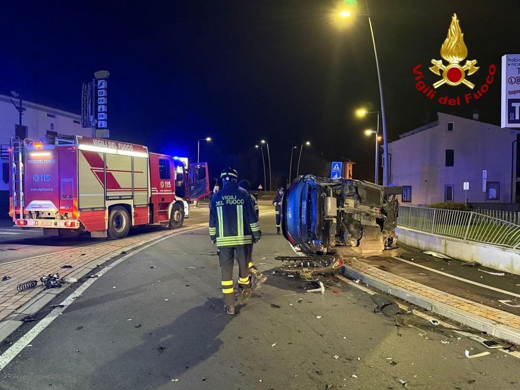 Capannori (Lucca), auto contro un palo della luce: ferito il conducente