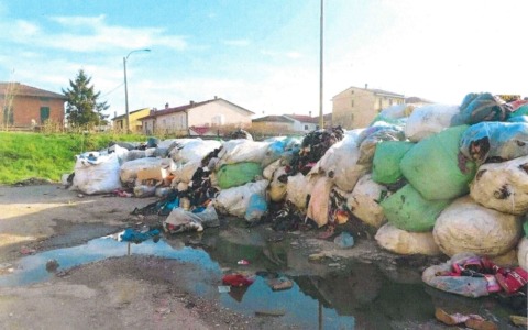 Criticità nella raccolta dei rifiuti a Sant’Anna: segnalazioni da via Vecchi Pardini