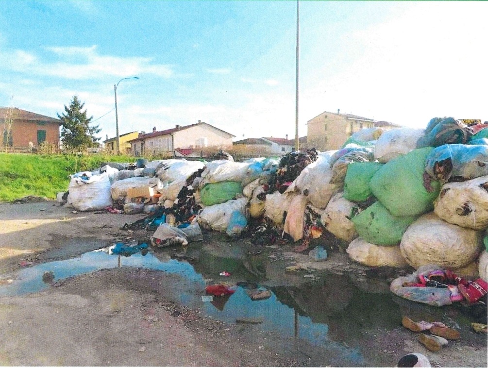 Criticità nella raccolta dei rifiuti a Sant’Anna: segnalazioni da via Vecchi Pardini