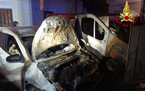 Fiamme in provincia di Lucca: intervento dei vigili del fuoco