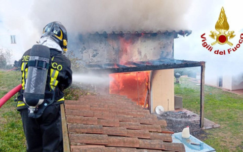 Notte di distruzione nel lucchese: una villetta ridotta in macerie a causa di un incendio