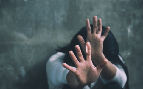 Padre aggredisce presunto violentatore della figlia: rischia una condanna severa