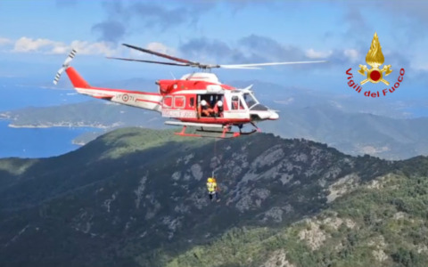 Recupero acrobatico di un’escursionista straniera sul Pania