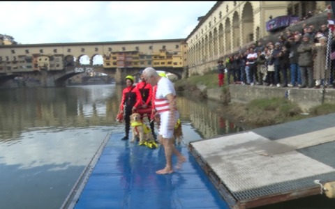 Tuffi di Capodanno: Vannacci a Viareggio, Giani in Arno