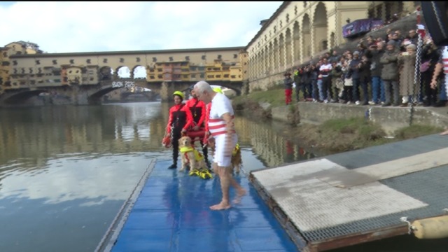 Tuffi di Capodanno: Vannacci a Viareggio, Giani in Arno