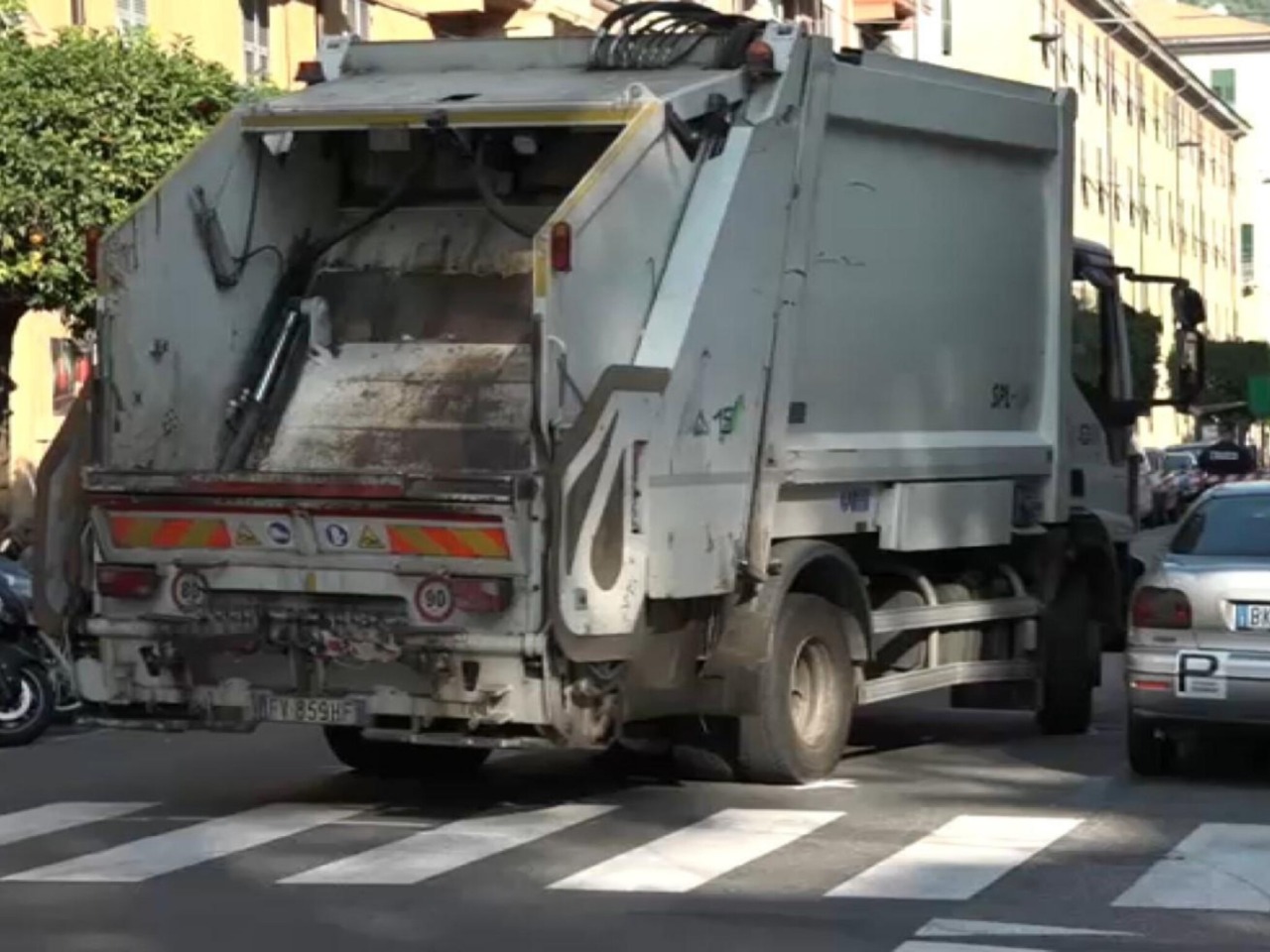 Una donna di 78 anni gravemente ferita da un furgoncino a Pietrasanta