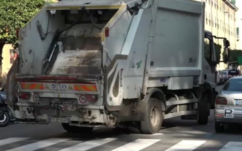 Una donna di 78 anni gravemente ferita da un furgoncino a Pietrasanta