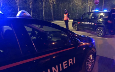 49enne trovato privo di vita nel parcheggio del condominio