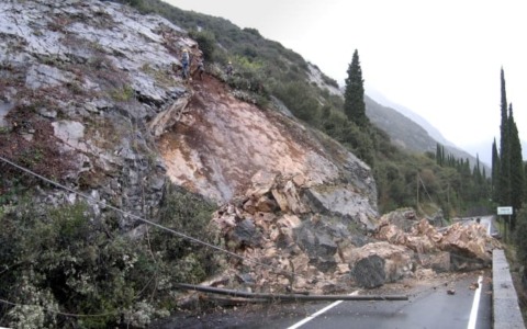 Bagni di Lucca: strada d’accesso chiusa per frana