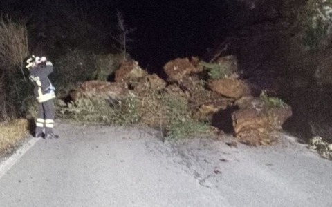 Frana sulla provinciale 9 a Stazzema, nessun ferito