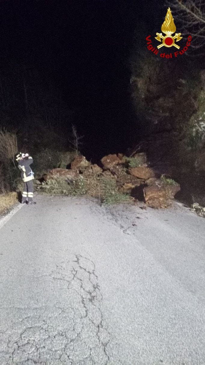 Frana sulla provinciale 9 a Stazzema, nessun ferito