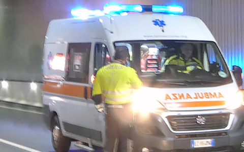 Incidente stradale a Lucca: tre auto coinvolte in galleria