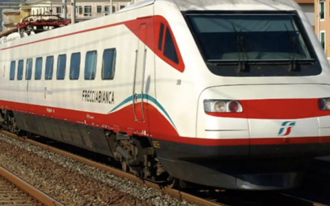 Lucca, aggressione a bordo del treno: uomo senza biglietto tenta di aggredire operatori