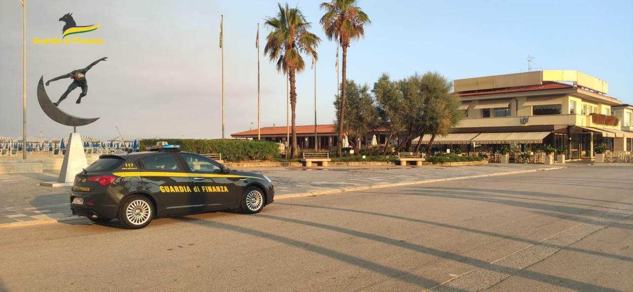 Rapina durante il Carnevale a Viareggio: un bandito armato di spray urticante colpisce un negozio