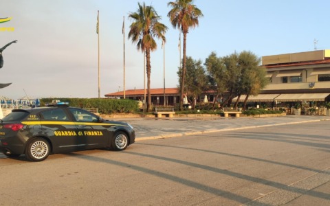 Rapina durante il Carnevale a Viareggio: un bandito armato di spray urticante colpisce un negozio