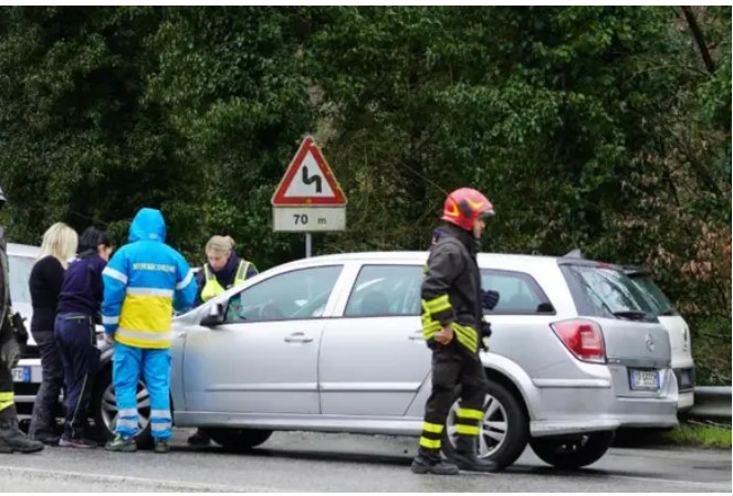 Scontro tra auto in Garfagnana: un morto e cinque feriti, tra cui un bambino