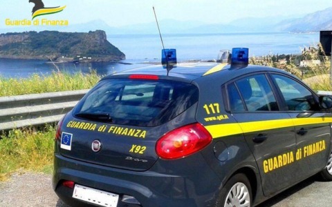 Denunciato dopo un tamponamento per possesso di merce contraffatta