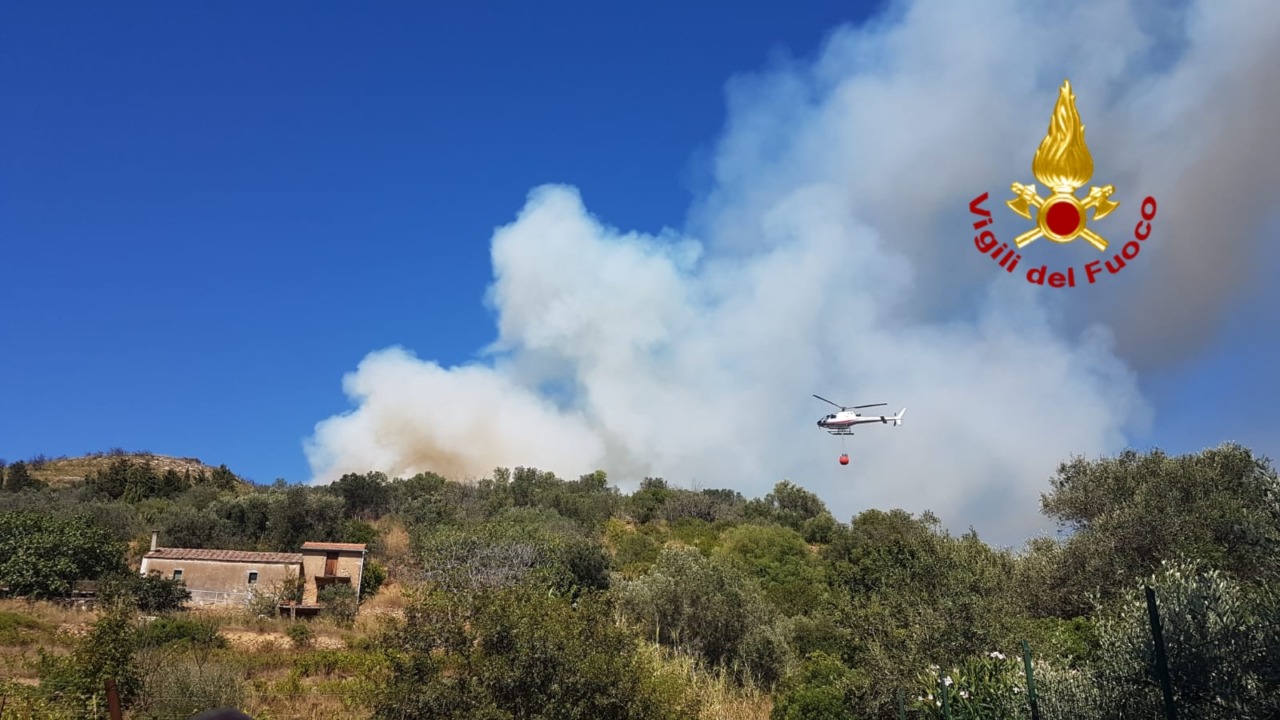 Incendio a Camaiore (Lucca): fiamme minacciano abitazioni