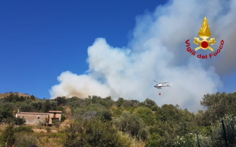 Incendio a Camaiore (Lucca): fiamme minacciano abitazioni