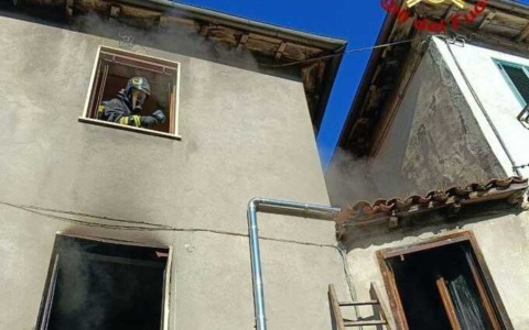 Incendio in un’abitazione a Gallicano (Lucca): nessun ferito registrato
