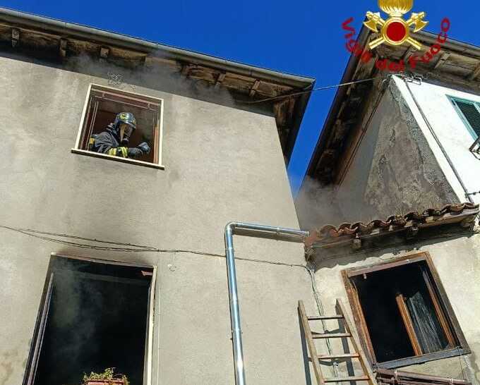 Incendio in un’abitazione a Gallicano (Lucca): nessun ferito registrato