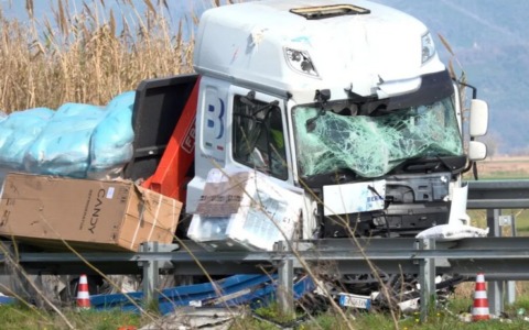 Incidente tra camion provoca caos nel traffico sulla A12 tra Viareggio e Pisa Nord