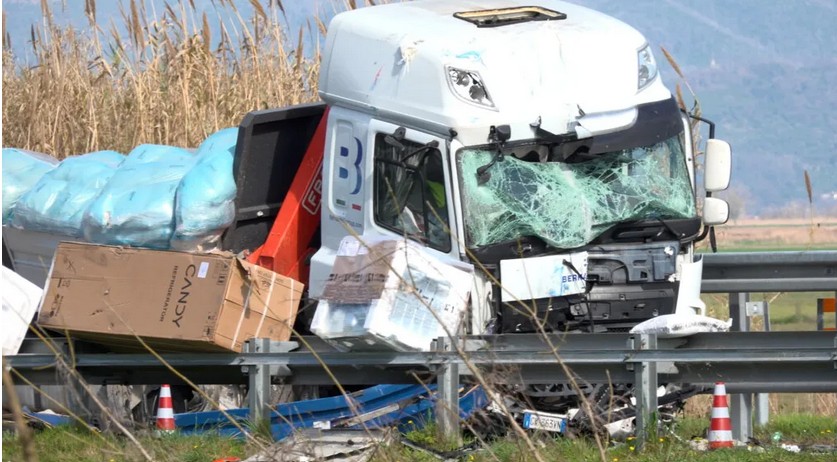 Incidente tra camion provoca caos nel traffico sulla A12 tra Viareggio e Pisa Nord