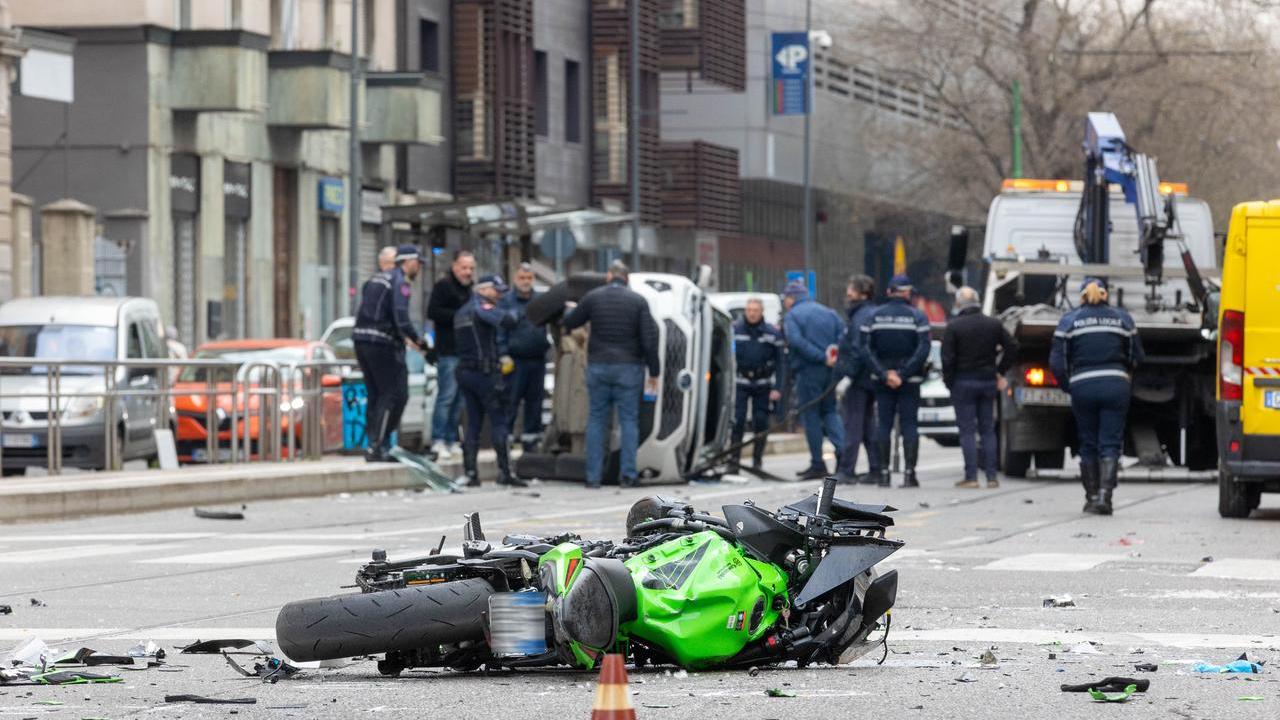 Tragico scontro tra moto e taxi a Milano: due giovani perdono la vita