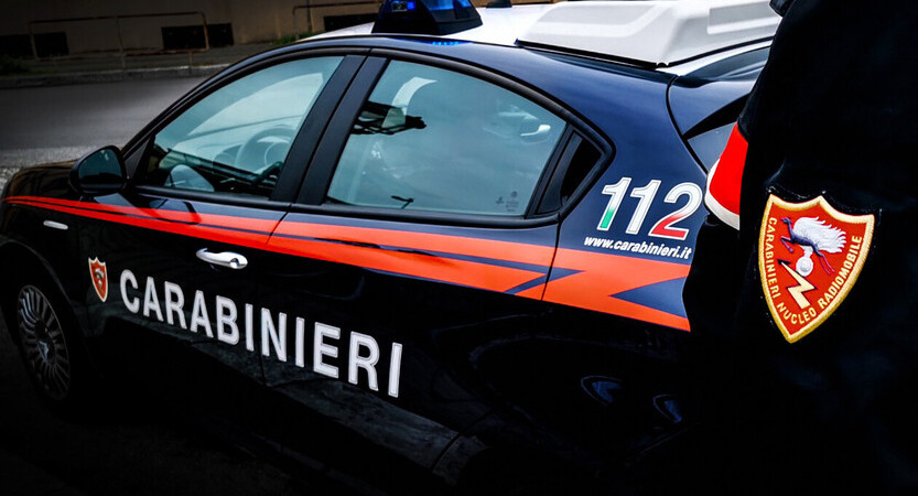 Un uomo minaccia la compagna e aggredisce un Carabiniere con un coltello