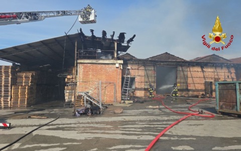 Incendio a Segromigno: distrutto un magazzino di fiori secchi