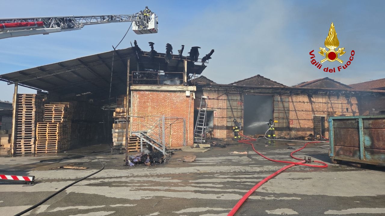 Incendio a Segromigno: distrutto un magazzino di fiori secchi