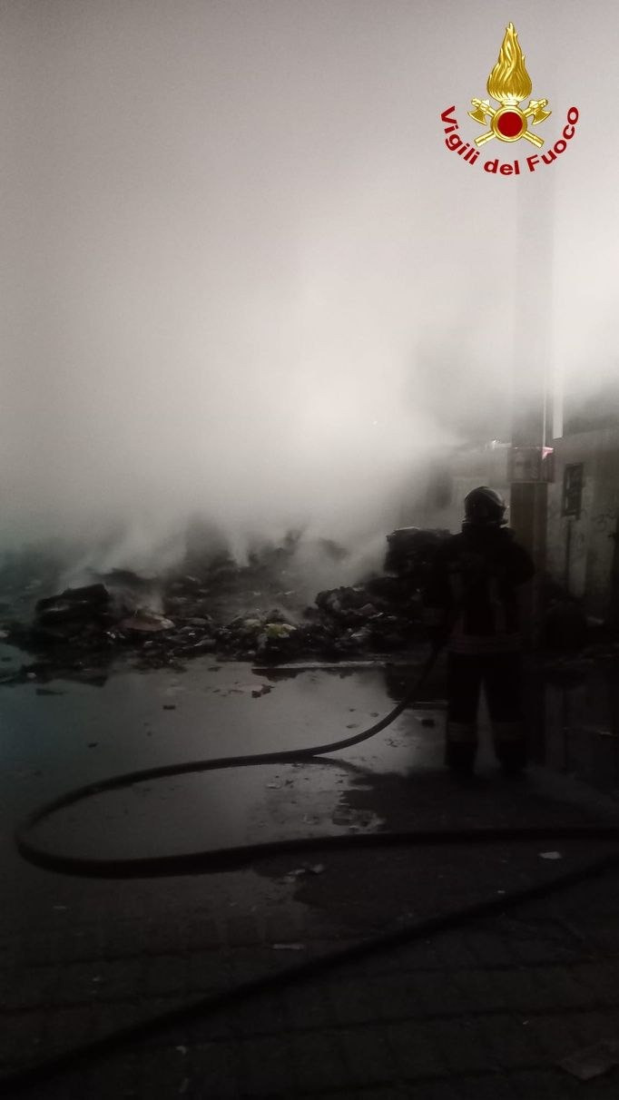 Incendio in un’azienda di raccolta rifiuti a Viareggio, intervento tempestivo dei Vigili del Fuoco